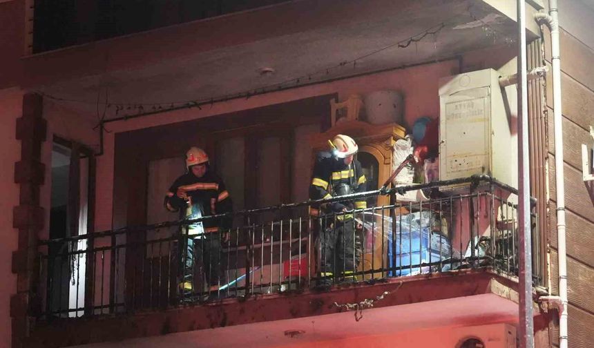 Balkondaki kombiden çıkan yangın mahalle sakinlerini korkuttu