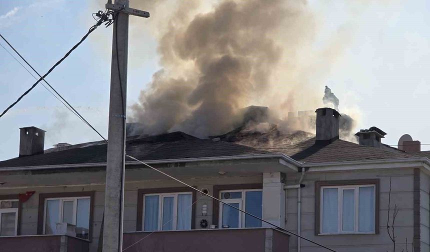 Bursa'nın İnegöl ilçesinde apartmanın çatısı alev alev yandı