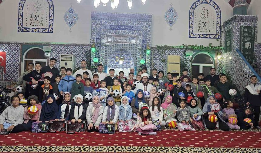 Camiye gelen çocuklar çifte bayram yaptı