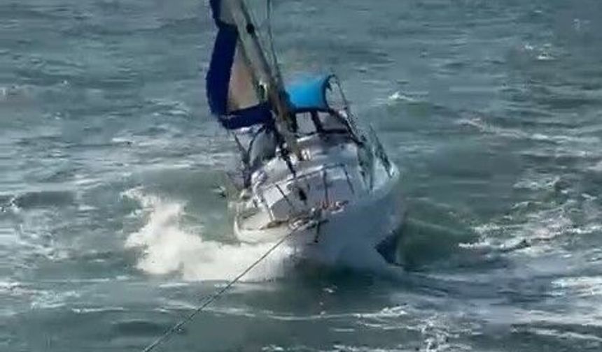 Çanakkale'de sürüklenen yelkenlinin yardımına balıkçı teknesi koştu