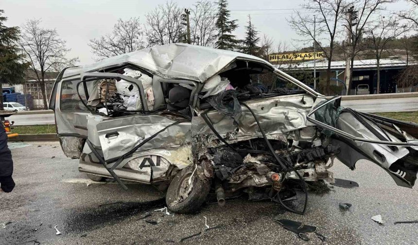 Çorum'da otobüs ile minibüs çarpıştı: 1'i ağır 7 yaralı