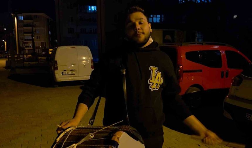 Dedesinden kalan davulla mahalleliyi sahura uyandırıyor