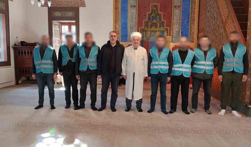 Denetimli serbestlikte cami temizlediler