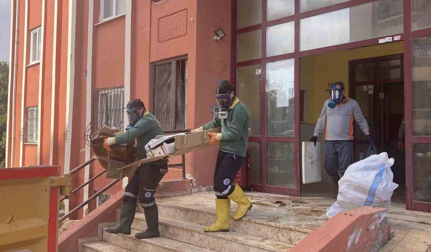 Ekipler gaz maskesiyle girdi iki günde temizledi: Evden 7 kamyonet çöp çıktı