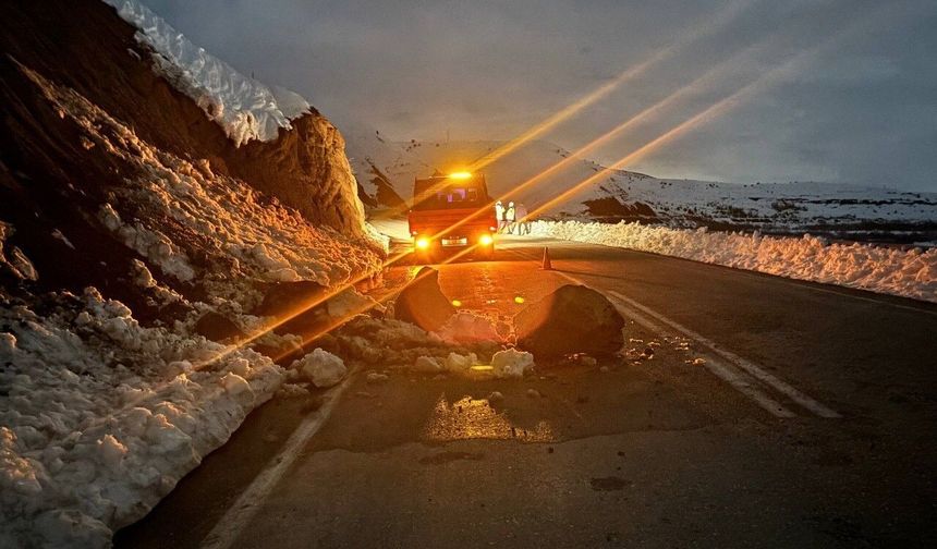 Erzincan'da yamaçtan kopan kayalar yola düştü