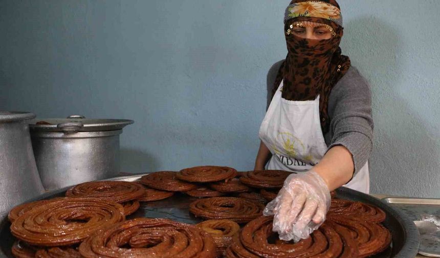 Eşine destek olup 15 metrekarelik dükkanda kadınların gücünü gösteriyor