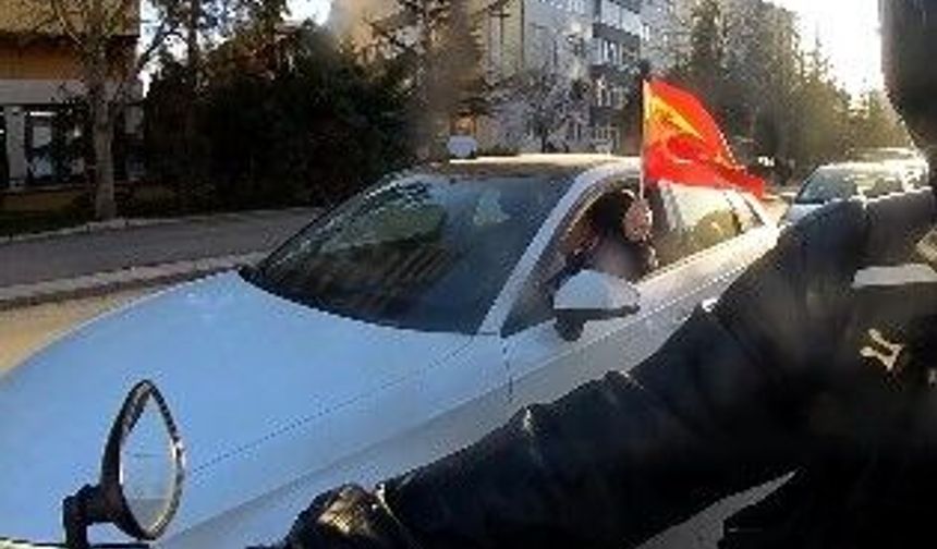 Eskişehir sokaklarında İspanya ve Türk bayrakları ile dolaşan sürücü