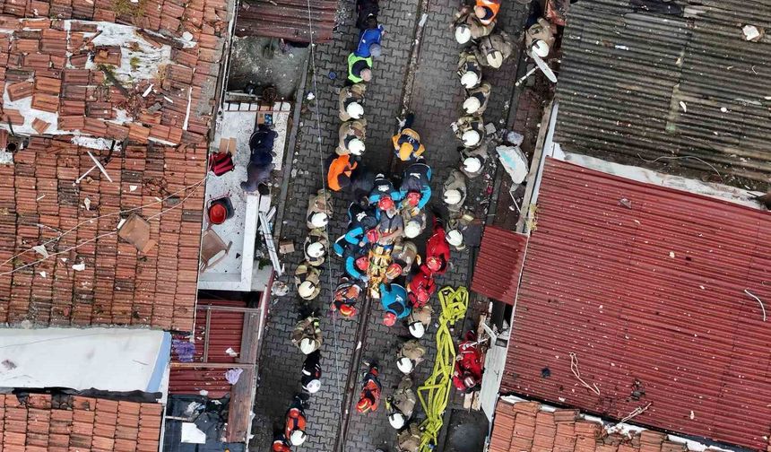 Fatih'te enkaz altında kalan 1 kişi daha kurtarıldı