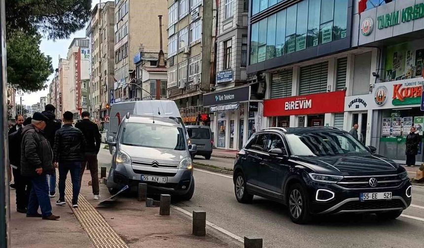 Hafif ticari araç kaldırıma çıktı, trafik levhası ve dubayı devirdi