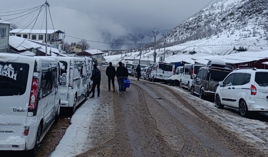 Irak sınırında 'sistem' çilesi: Vatandaşlar kar altında sabahlıyor
