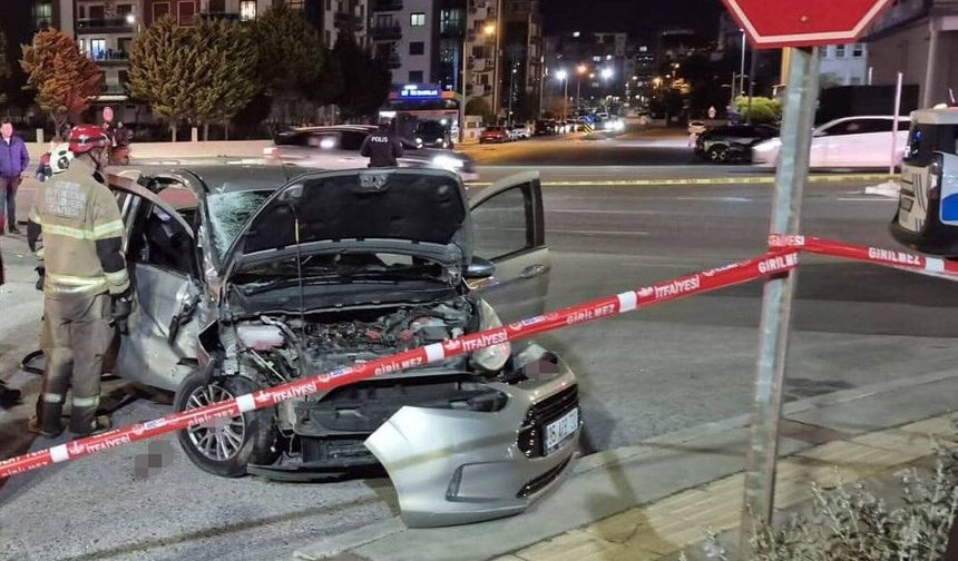 İzmir'de motosiklet ile otomobil çarpıştı: 1 ölü, 2 yaralı