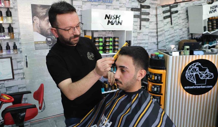 Kuaförlerin bayram tıraşı mesaisi sahura kadar uzuyor