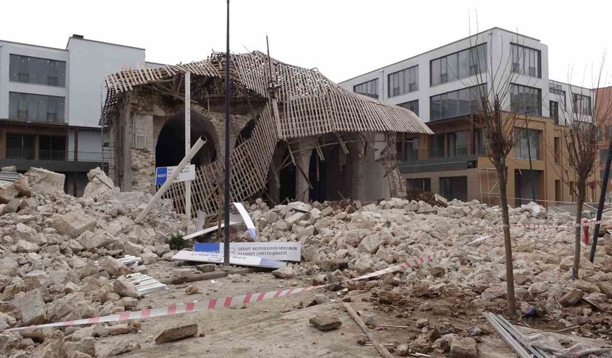 Malatya'da restorasyondaki caminin duvarında göçük meydana geldi: 1 yaralı