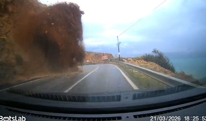 Mersin-Antalya yolundaki heyelan araç kamerasında