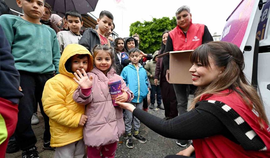 Mersin'de 13 ilçede 60 bin çocuğa bayram hediyesi