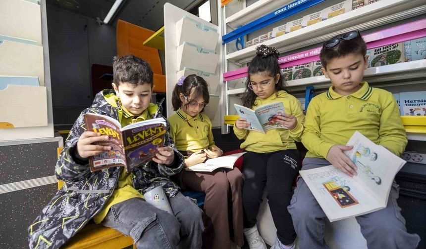 Mersin'de çocuklar tiyatro ve Kitobüs ile buluştu