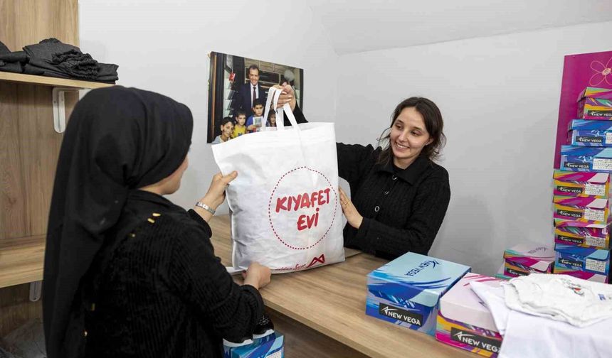 Mersin'de dar gelirli ailelerin çocuklarına bayramlık desteği