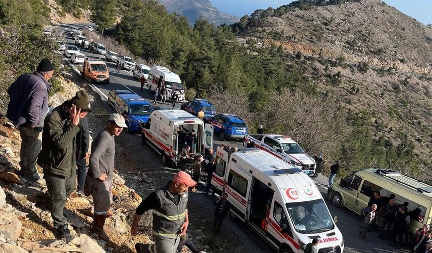 Mersin'de işçi servisi uçurumdan yuvarlandı: Ölü ve çok sayıda yaralı var