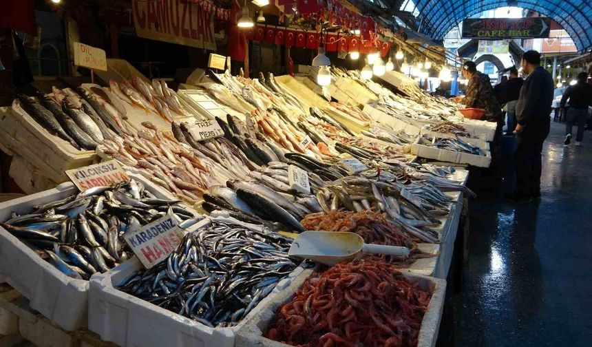 Mersin'de Ramazan'da balık fiyatları düştü, satışlar arttı