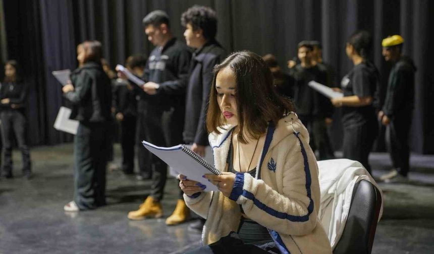 Mersin'de tiyatroya ilgi artıyor, kurslar yoğun katılımla sürüyor