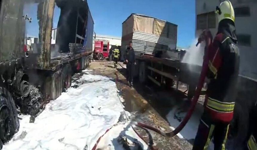 Mersin'de yangın, tırlar hurdaya döndü