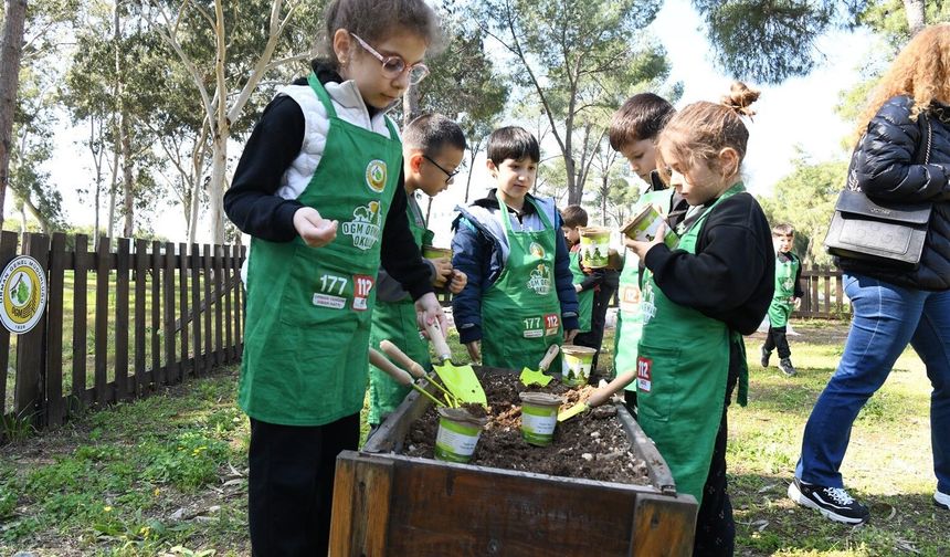 Orman Okulunda miniklere doğa dersi