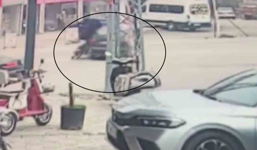 Otomobille çarpışan motosikletteki 2 kişinin yere savrulduğu anlar kamerada