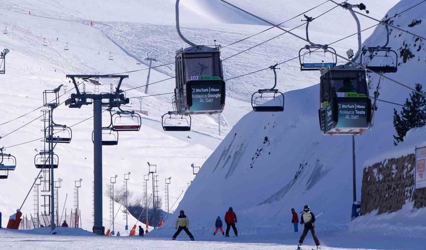 Palandöken'de kayak keyfi sürüyor