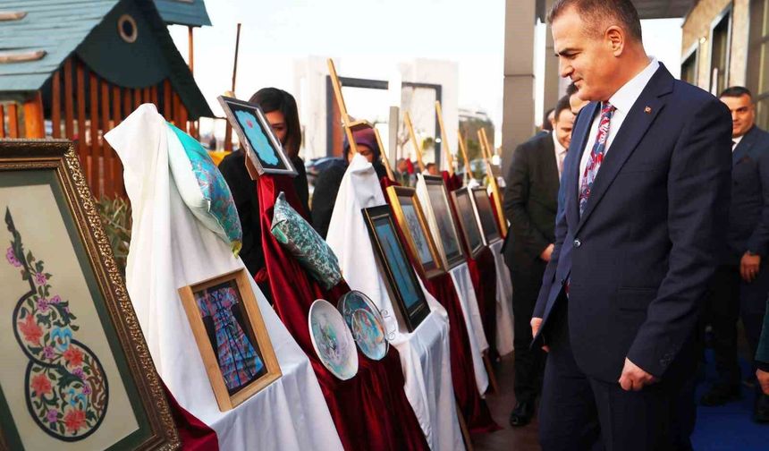 'Sanatın diliyle değerlerimiz, hat, tezhip, ebru' sergisi açıldı