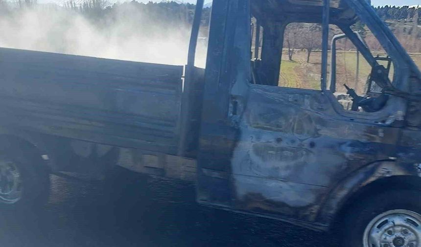 Seyir halindeki kamyonet alev alev yandı