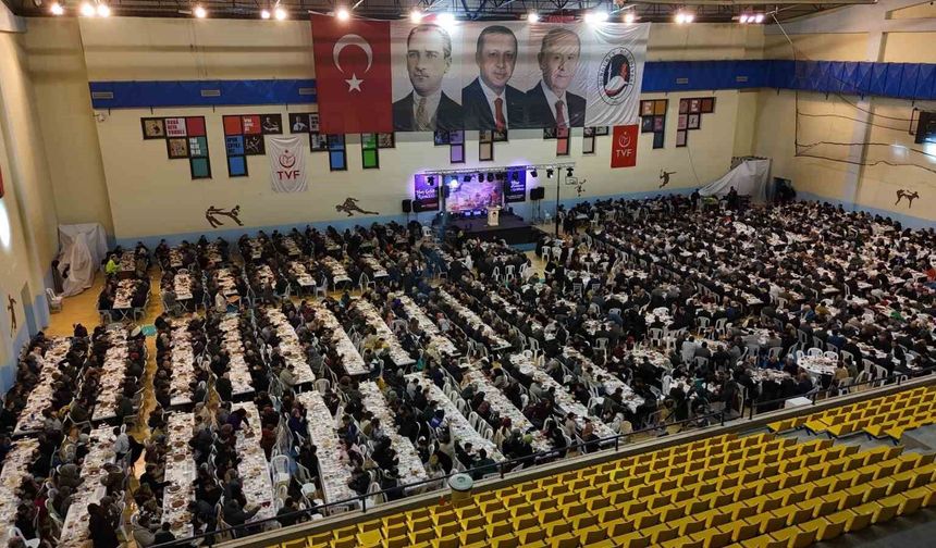Spor salonunda 2 bin kişi iftar sofrasında buluştu
