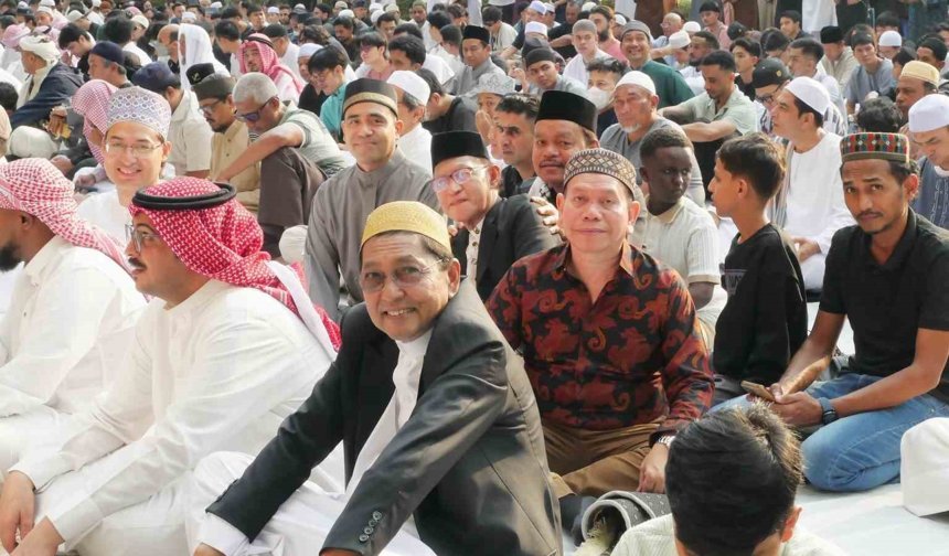 Tayland'da Müslümanlar bayram namazını eda etti