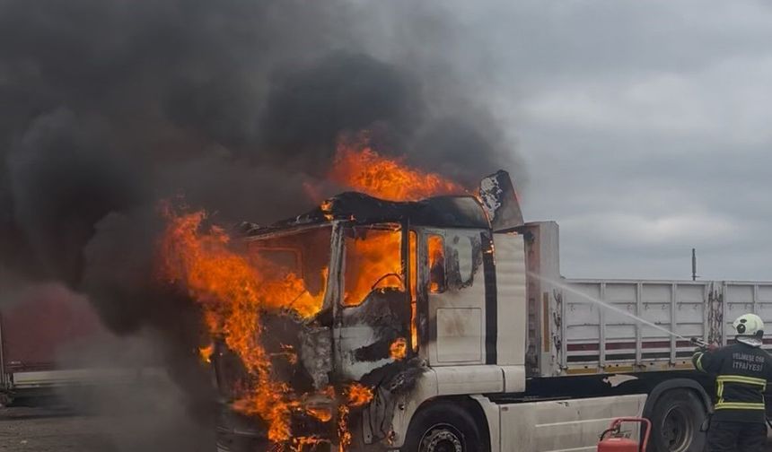 Tekirdağ'da park halindeki tır alev alev yandı