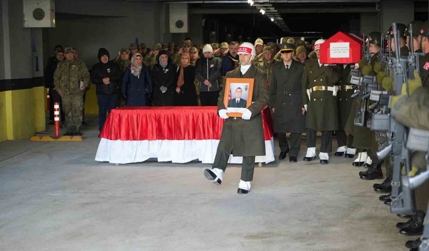 Türk bayrağına sarılı naaşıyla memleketine uğurlandı