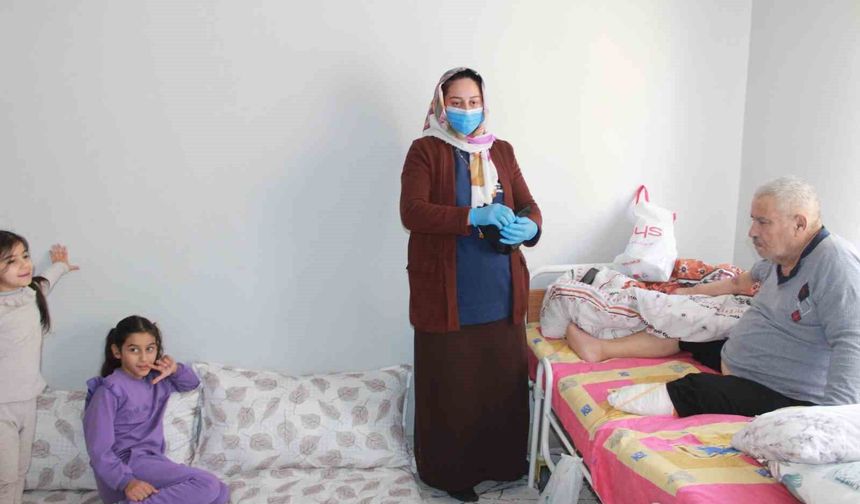 Vefakar gelin, 10 yıldır ayağı olmayan yatalak kayınpederine bakıyor