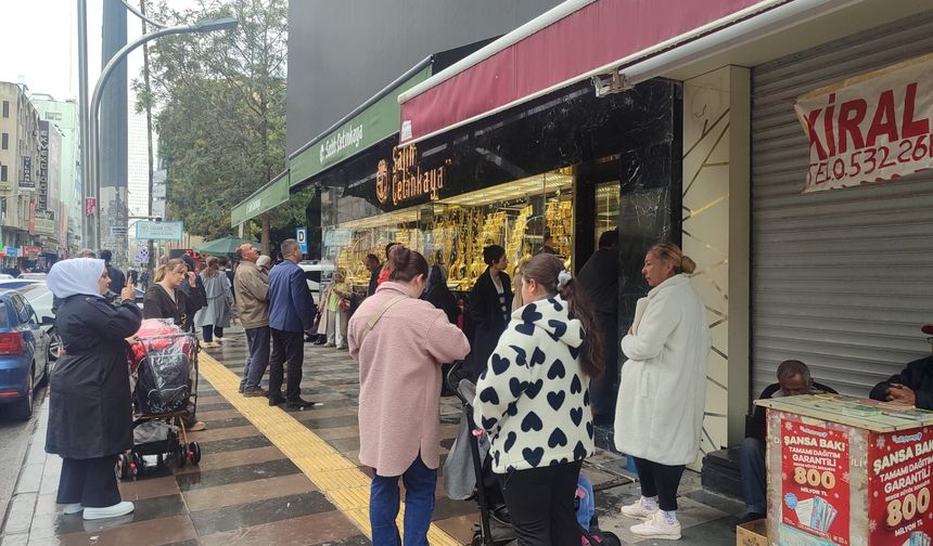 Altın fiyatları düştü, Mersin’de kuyumcu önlerinde uzun kuyruklar oluştu