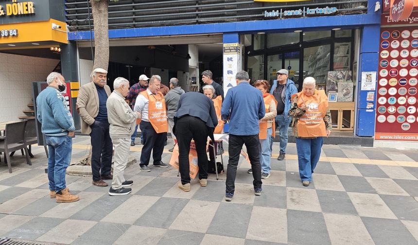 Mersin’de Halkevleri üyesi emekliler hakları için sokağa indi