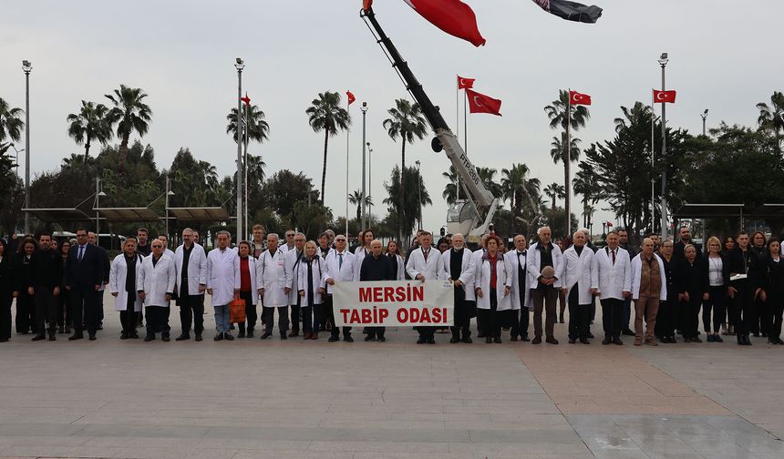 Mersin’de sağlıkçılar 14 Mart Tıp Bayramı’nı kutladı