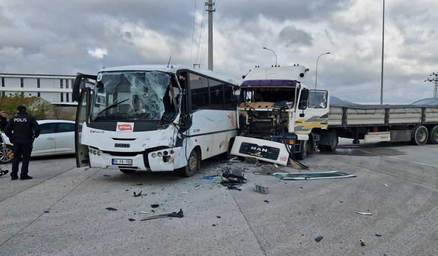 Karaman'da işçi servisi ile tır çarpıştı: 12 yaralı