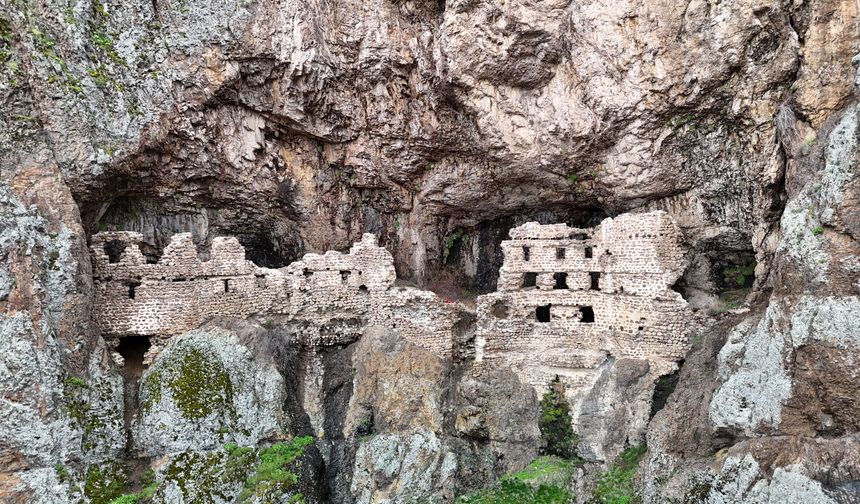 Sümela'yı andıran Alicin Manastırı doğal yapısıyla dikkat çekiyor