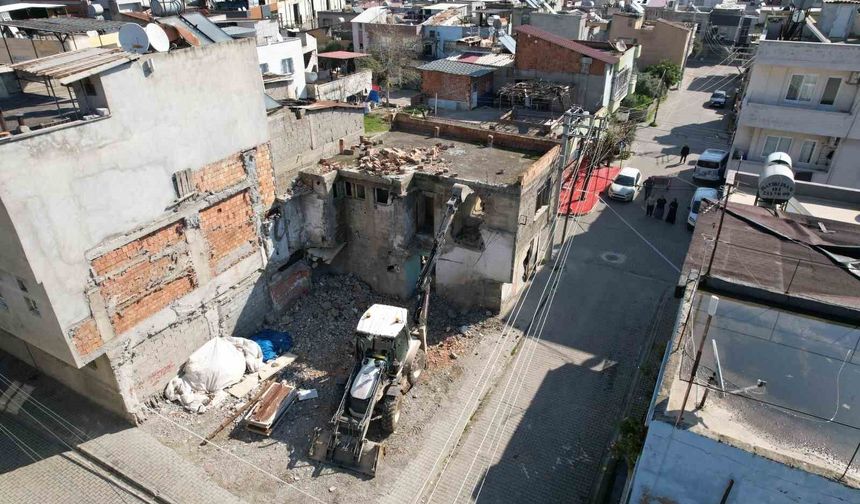 Akdeniz Belediyesi metruk binaları kontrollü şekilde yıkıyor