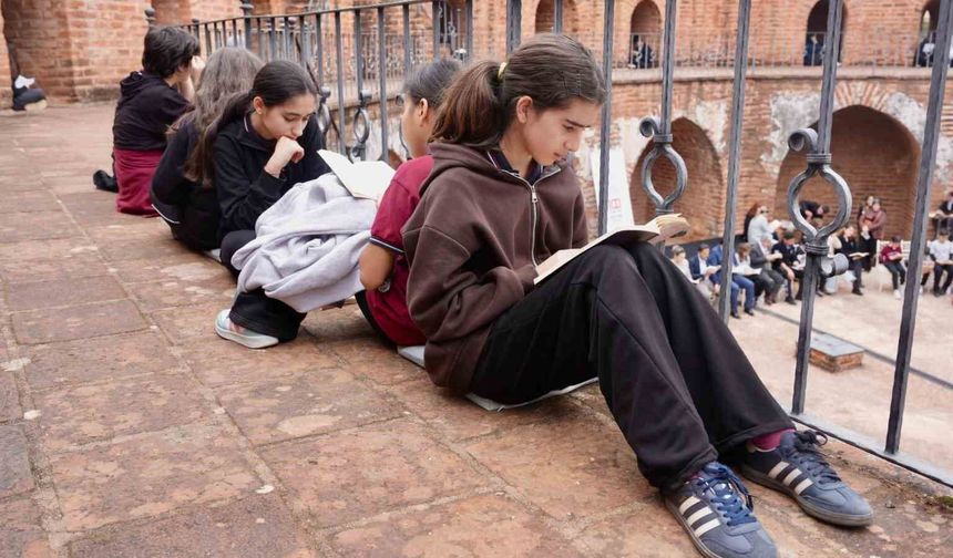 Alanya'da Kızılkule'nin 800. yılında 800 öğrenci aynı anda kitap okudu