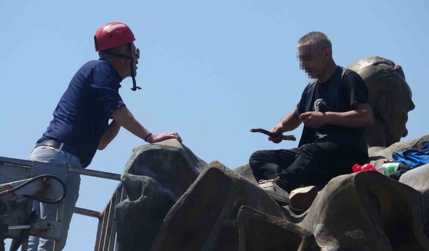 Anıtın tepesinde kulaklık takıp dans etti yanına kimseyi yaklaştırmadı