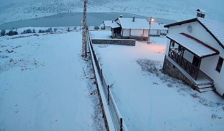 Ankara'da yüksek kesimler ve çevre ilçeler beyaza büründü