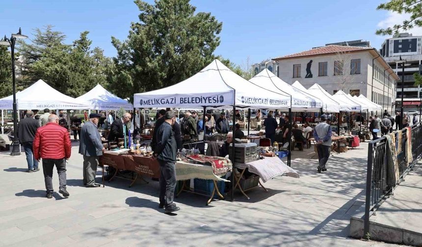 Antika Pazarı koleksiyonerleri bir araya geldi
