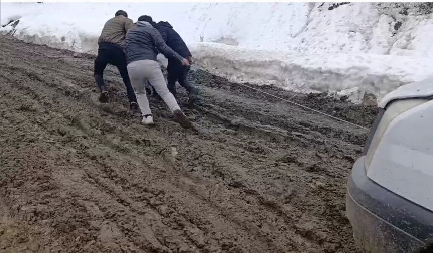 Bahçesaray'da çamurla mücadele: Vatandaşlar araçlarını iple çekerek ilerliyor