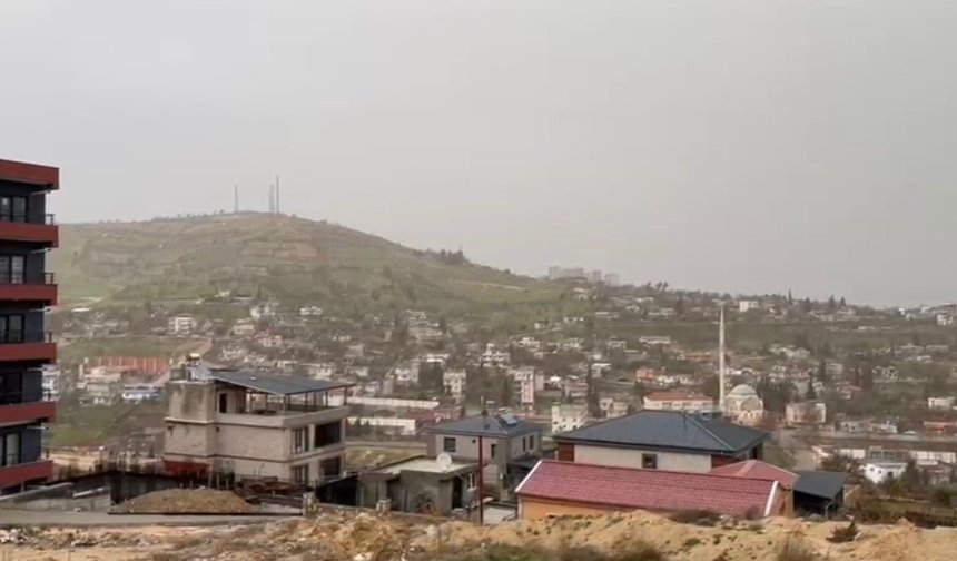 Besni'de toz taşınımı ve sağanak hayatı olumsuz etkiledi