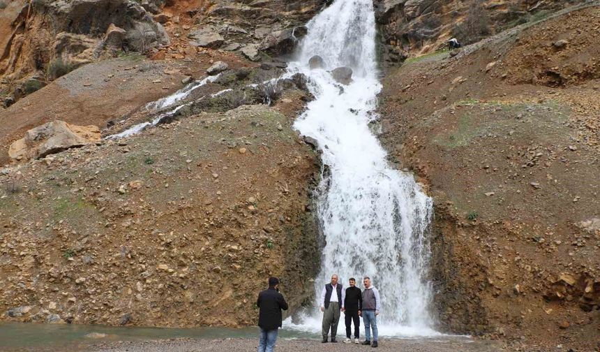 Beyaz Su Şelalesi ilgi odağı oldu
