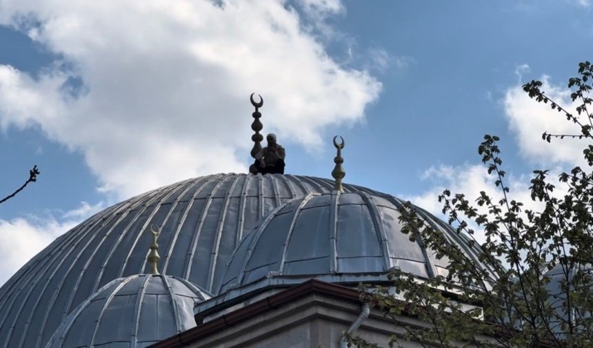 Caminin çatısına çıkan şahıs 2 saatlik çabanın sonunda ikna edilerek aşağı indirildi