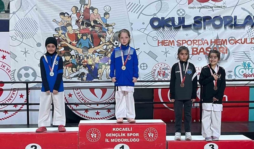 Çayırova'ya karatede 15 madalya birden